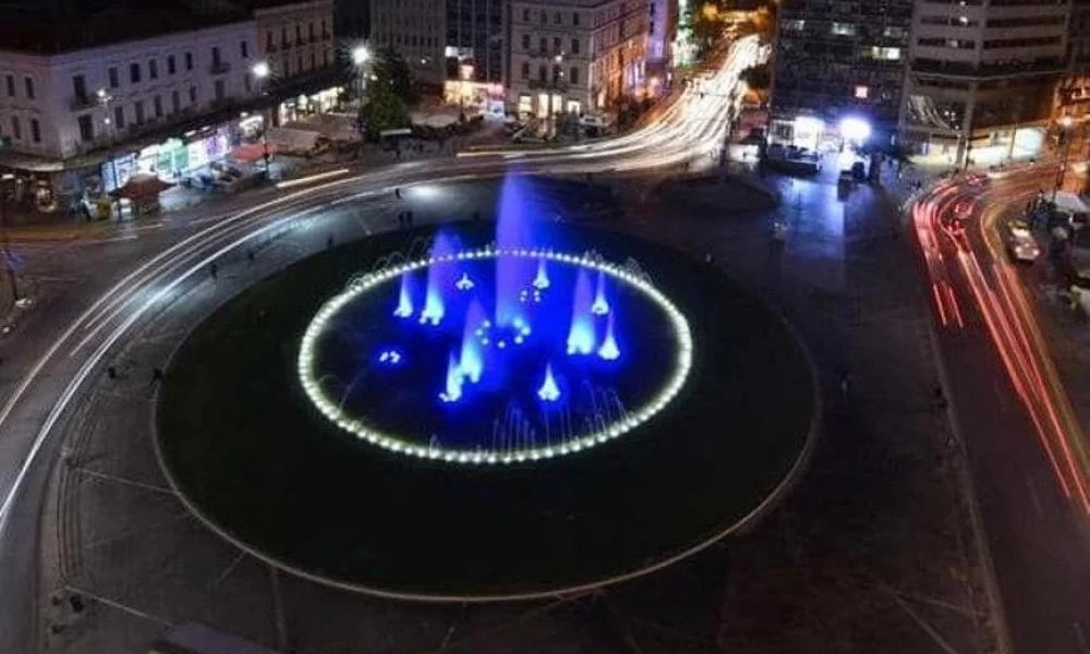 28η Οκτωβρίου: «Η καρδιά της Αθήνας στα χρώματα της Ελλάδας»-Στο σιντριβάνι της Ομονοίας τρέχει "μπλε" νερό